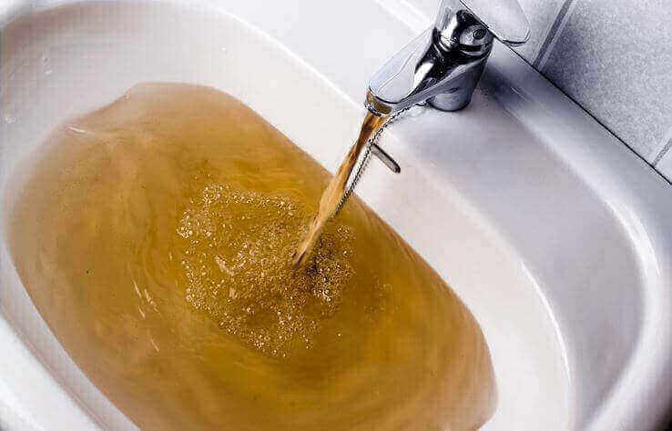 eau robinet brune